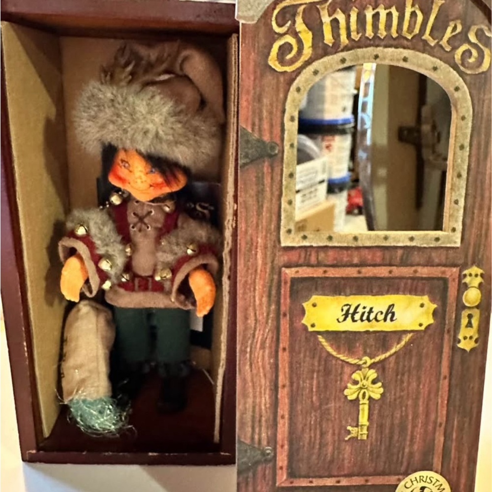 Annalee Holiday Hitch Figurine with Fur and Green Accents